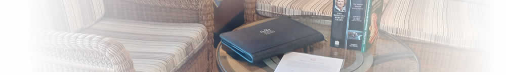 海外の翻訳事務所で認証翻訳の業務手順書を確認する法律翻訳者たち